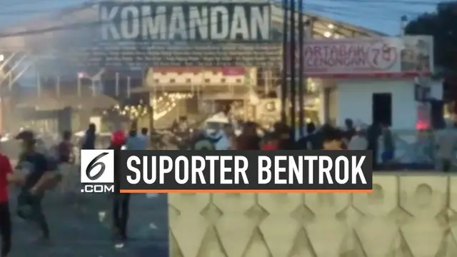 Suporter klub sepakbola Persija Jakarta, Jakmania terlibat bentrok dengan pendukung PSM Makassar di depan kafe Komandan, Tebet, Jakarta Selatan.