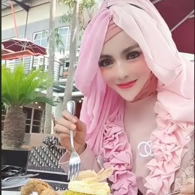 Hijaber Bergaya Barbie Jadi Viral Karena Dagunya Bikin Salfok