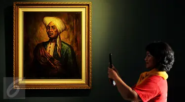 Pengunjung mengambil gambar dari lukisan Basuki Abdullah dengan gambar Pangeran Diponegoro di Galeri Nasional, Jakarta, Senin (1/8). Pameran bertajuk 17|71 Goresan Juang Kemerdekaan itu menampilkan 28 koleksi istana. (Liputan6.com/Gempur M Surya)