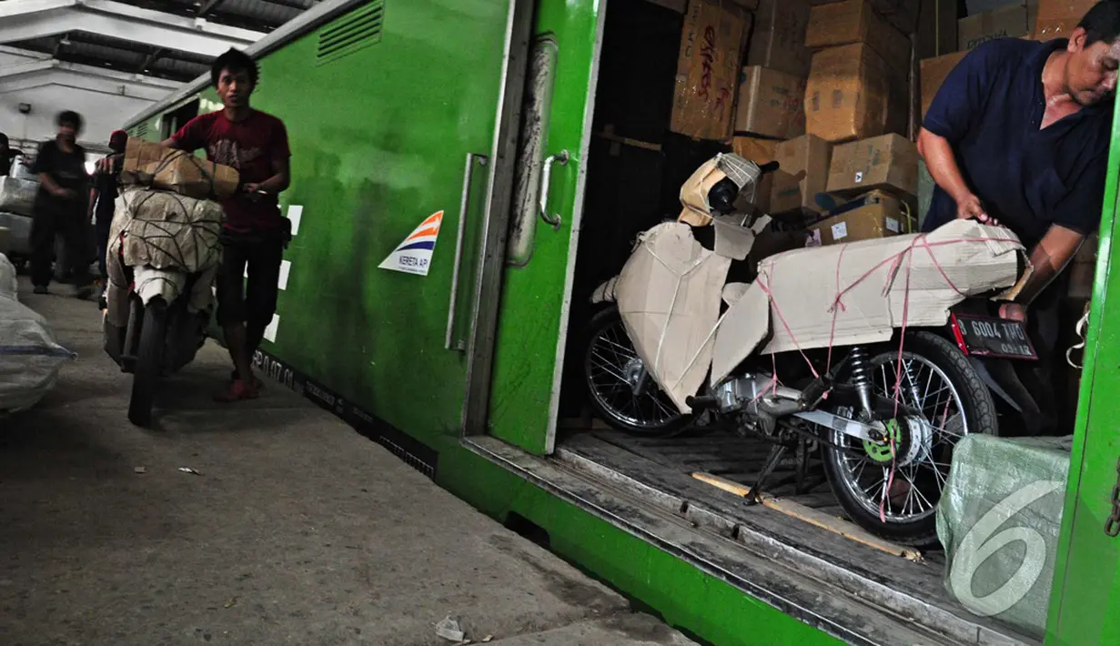 Jasa pengiriman barang via kereta api mengalami peningkatan 40 persen (Liputan6.com/Faizal Fanani)