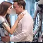 Foto Elon Musk seolah berciuman dengan robot beredar di internet, apakah foto ini asli? (Foto: Twitter @DanielMarven)