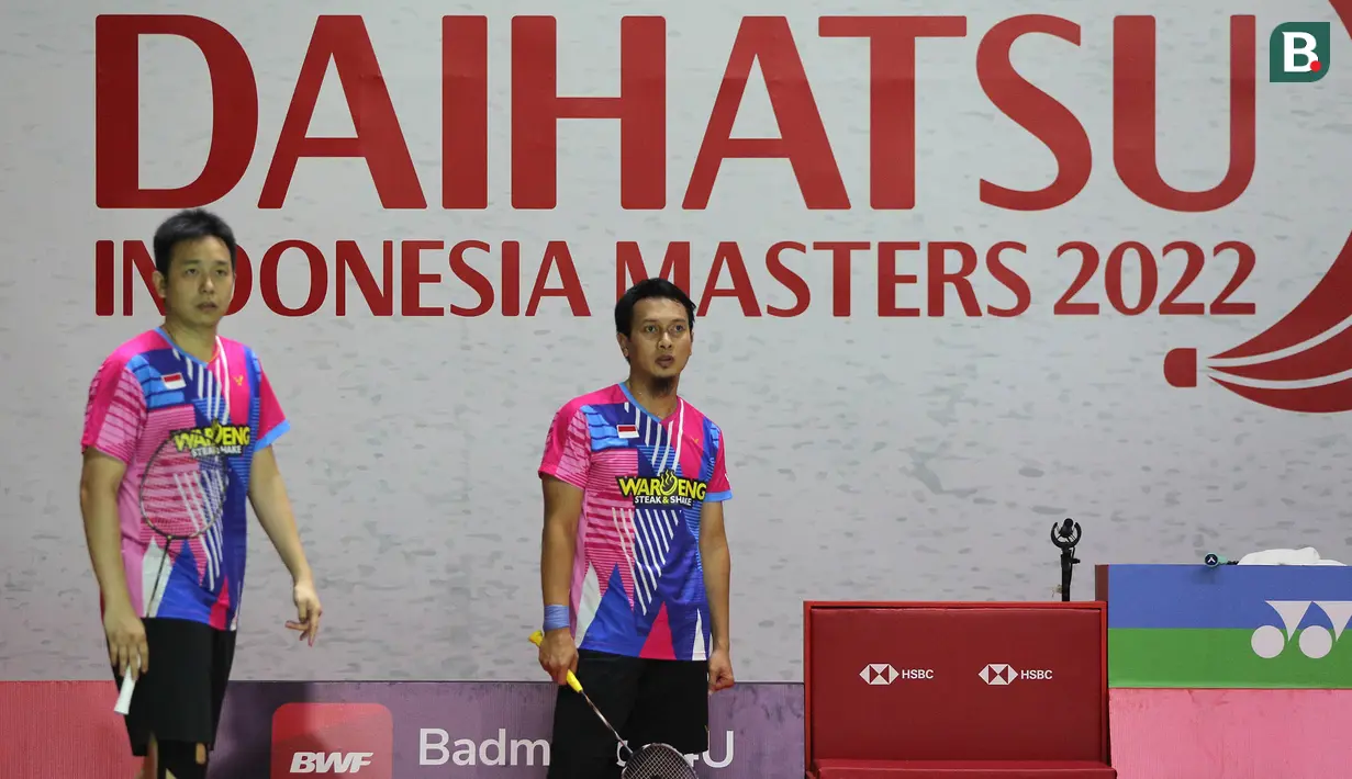 Mohammad Ahsan/Hendra Setiawan benar-benar mejadi idola di hari pertama turnamen bulu tangkis Indonesia Masters 2022. Penantian ribuan penonton yang sekitar dua tahun tak bisa menyaksikan langsung aksi para pebulu tangkis kesayangan di negeri sendiri akhirnya terobati. (Bola.com/Ikhwan Yanuar)