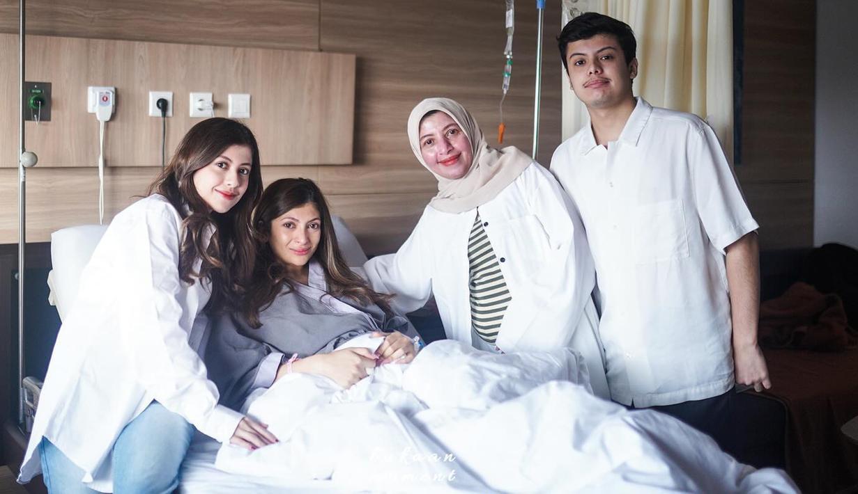 Diketahui ini adalah potret Sarah Keihl sebelum memasuki ruang operasi. Tak hanya didampingi oleh sang suami tercinta, anggota keluarga Sarah yang lainnya turut mendampingi Sarah Keihl. Meski tampil natural tanpa polesan makeup dan rambutnya hanya digerai biasa, namun tak dipungkiri jika pesona artis blasteran Turki – Indonesia ini tetap terpancar. (Liputan6.com/IG/@sarahkeihl)