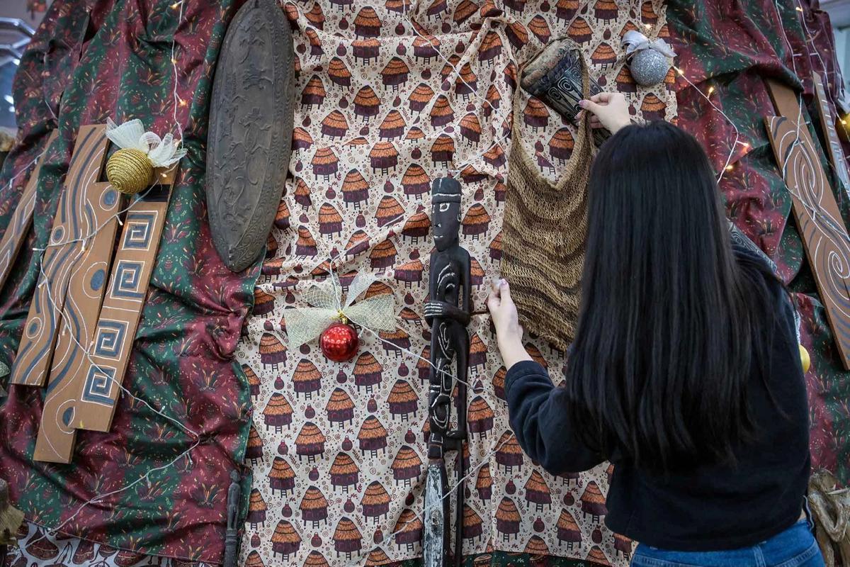 FOTO: Keren! Dekorasi Natal Berbasis AI Angkat Budaya Papua di Surabaya