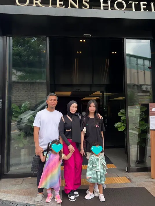 Keharmonisan keluarga Zaskia Gotik terlihat jelas dalam setiap momen kebersamaan mereka. Hubungan Zaskia dan Aqila tampak seperti hubungan ibu dan anak kandung, penuh dengan kehangatan dan kasih sayang. (Lipuan6.com/IG/@zaskia_gotix)