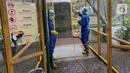 Petugas menyemprotkan cairan disinfektan di area Taman Burung, TMII Jakarta, Rabu (18/3/2020). Penyemprotan disinfektan di setiap lokasi wisata dan anjungan sebagai antisipasi terhadap penyebaran virus Corona (Covid-19). (Liputan6.com/Fery Pradolo)