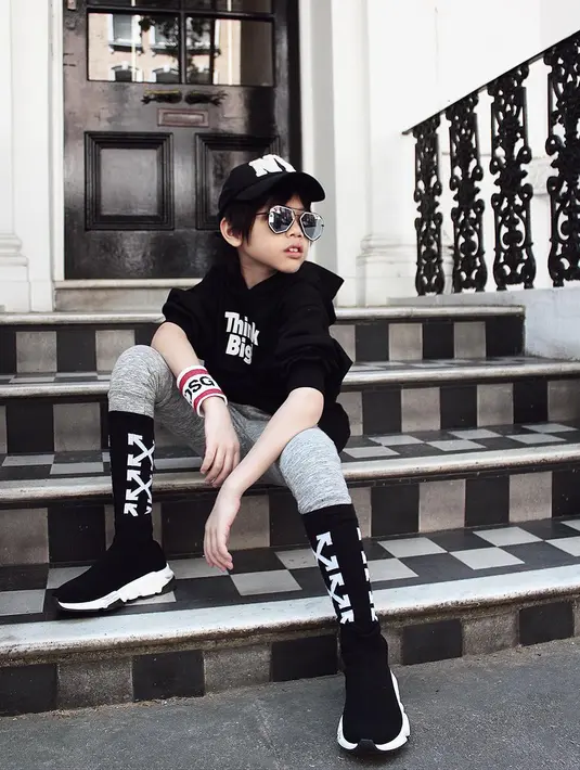 Bergaya athleisure, Devon tetap fancy dengan kaus kaki  dari brand off-white yang membuatnya standout. (Foto: Instagram @winnie_mischkaaoki)