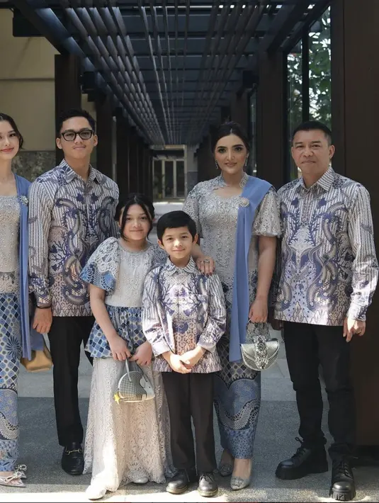 Arsy memiliki tampilan yang begitu menggemaskan. Gaya gaunnya begitu variatif  yang hadirkan ragam inspirasi menjanjikan. [Foto: Instagram/ Arsy Hermansyah]