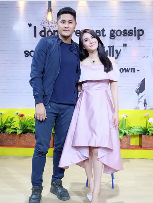 “Semalam mimpi hamil (lagi) 😂 Untuk kedua kalinya mimpi hamil. Artinya apa ya? Klo yg pertama bener2 berasa perutnya gendut dan begah plus testpack 3x hasilnya postif. Nah klo yg td malem ga liat perutnya gmn yg jelas lg hamil,” tulisnya. (Instagram)