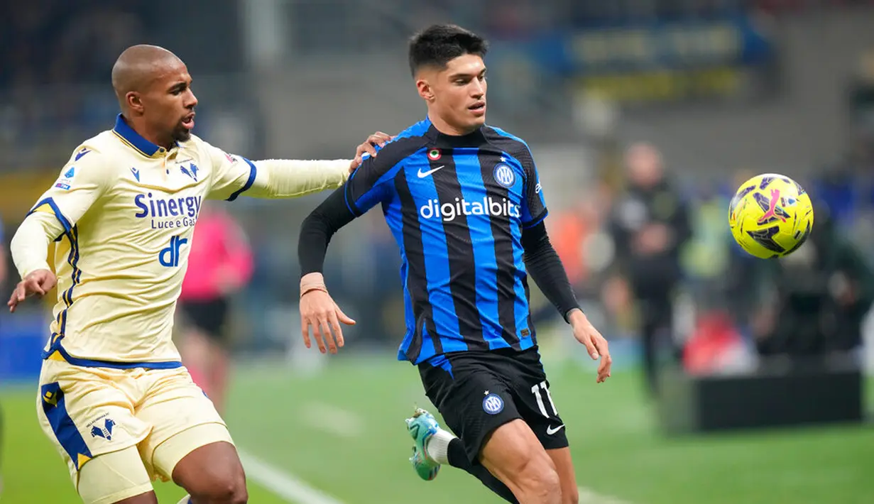 Pemain Inter Milan Joaquin Correa (kanan) berebut bola dengan pemain Verona Isak Hien pada pertandingan sepak bola Liga Italia di Stadion San Siro, Milan, Italia, 14 Januari 2023. Inter Milan mengalahkan Verona dengan skor 1-0. (AP Photo/Luca Bruno)