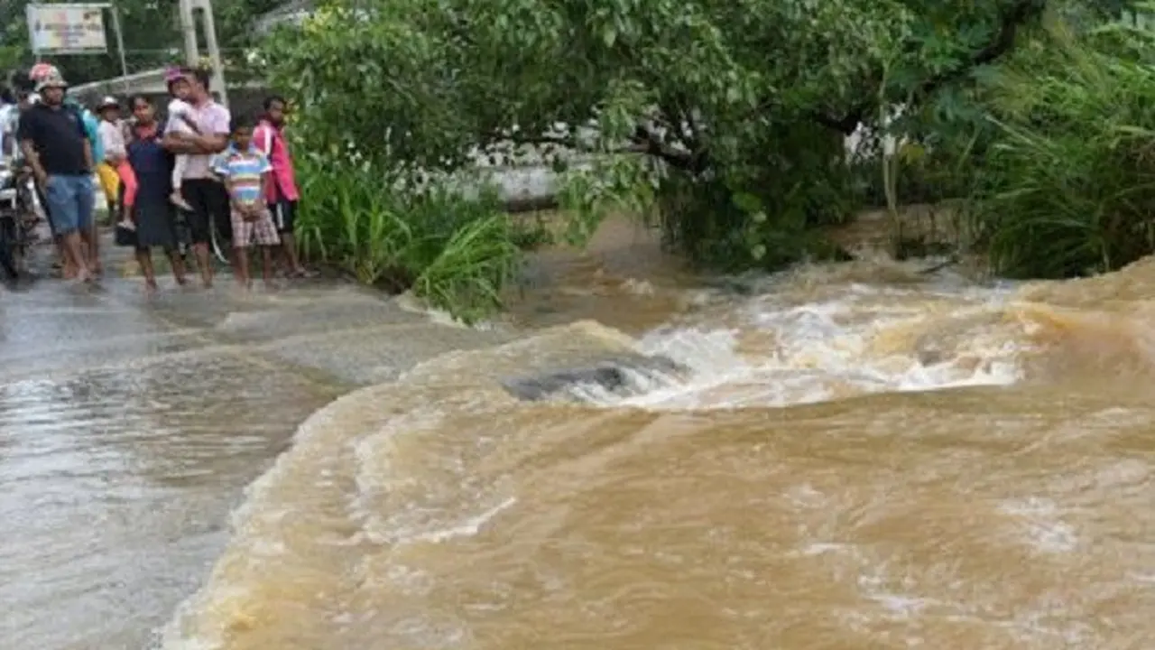 Pemerintah menyatakan banyak jalan telah terputus akibat banjir dan menghambat upaya penyelamatan (AFP)