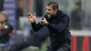Pelatih kepala Sassuolo, Alessio Dionisi memberi instruksi kepada para pemainnya saat menghadapi AC Milan pada laga pekan ke-18 Serie A Liga Italia 2023/2024 di San Siro Stadium, Milan, Sabtu (30/12/2023) malam waktu setempat. (AP Photo/Antonio Calanni)