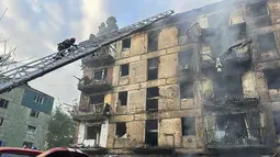 Otoritas setempat melakukan operasi penyelamatan di gedung apartemen lima lantai yang terbakar dan hancur, kata Serhiy Lysak, gubernur wilayah Dnipropetrovsk tempat Kota Kryvyi Rih berada. (Dnipro Regional Administration via AP)