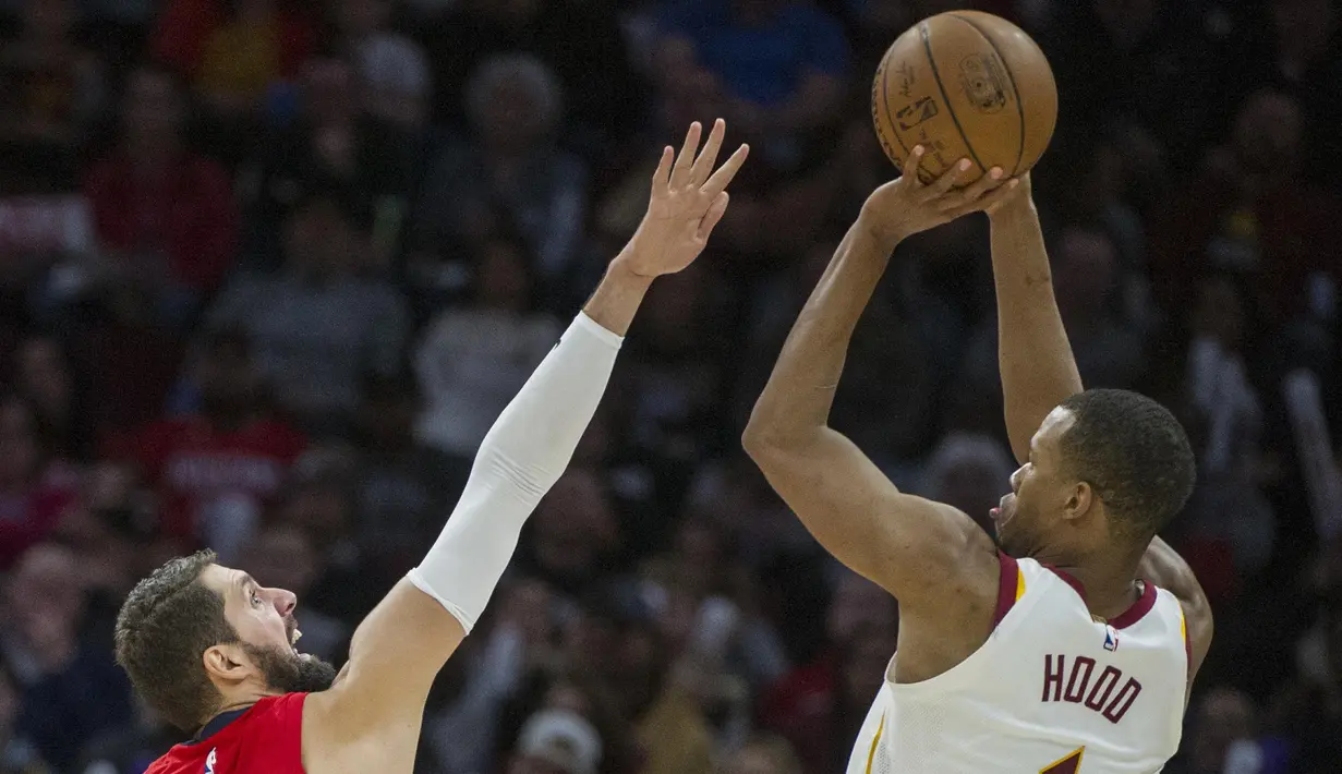 Pebasket New Orleans Pelicans, Anthony Davis, menghadang pebasket Cleveland Cavaliers, Rodney Hood, pada laga NBA di Quicken Loans Arena, Sabtu (31/3/2018). Cavaliers menang 107-102 atas Pelicans. (AP/Phil Long)