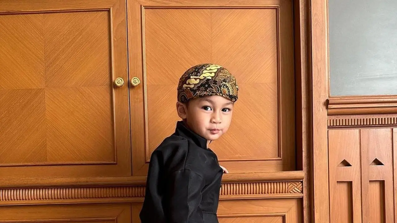 Potret Kiano Tiger Anak Baim Wong saat Mengenakan Baju Adat Jawa