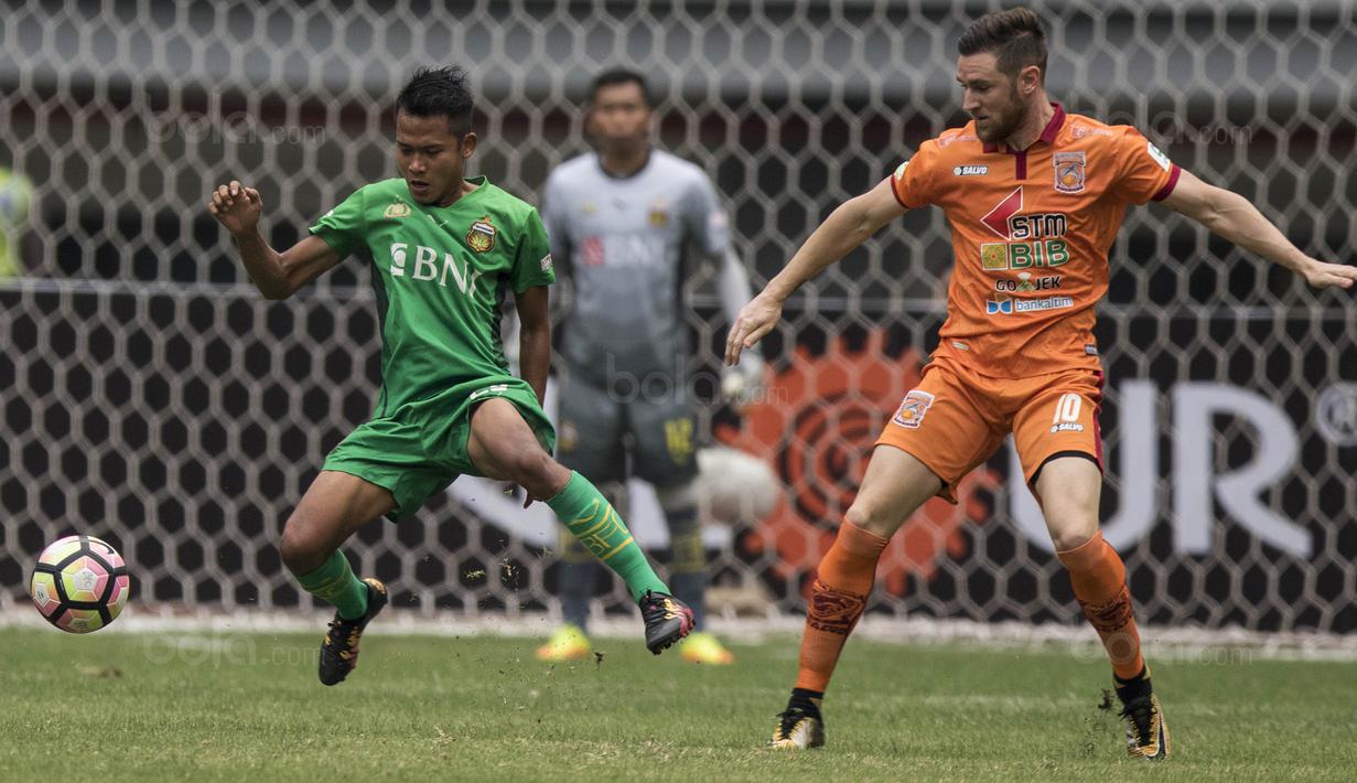 Gelandang Bhayangkara FC, Wahyu Subo Seto, berebut bola dengan gelandang Borneo FC, Shane Smeltz, pada laga Liga 1 Indonesia di Stadion Patriot, Bekasi, Rabu (20/9/2017). Bhayangkara menang 2-1 atas Borneo. (Bola.com/Vitalis Yogi Trisna)
