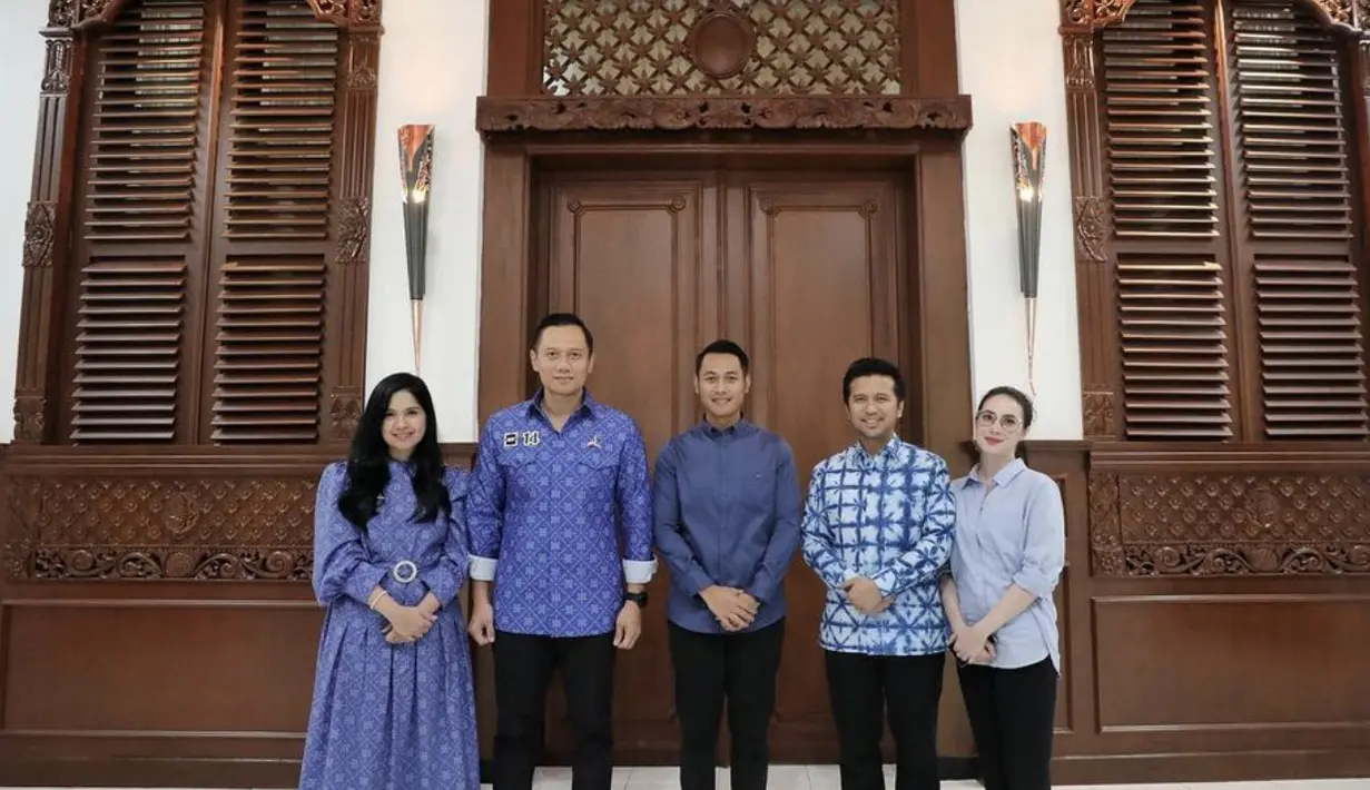 Maxi dress menjadi salah satu siluet dress yang tak pernah gagal pancarkan pesona anggun dan elegan. Agar terlihat sempurna, aksen belt semakin menjadikan dress batik yang dikenakannya penuh gaya. [Foto: Instagram/ Annisa Pohan]