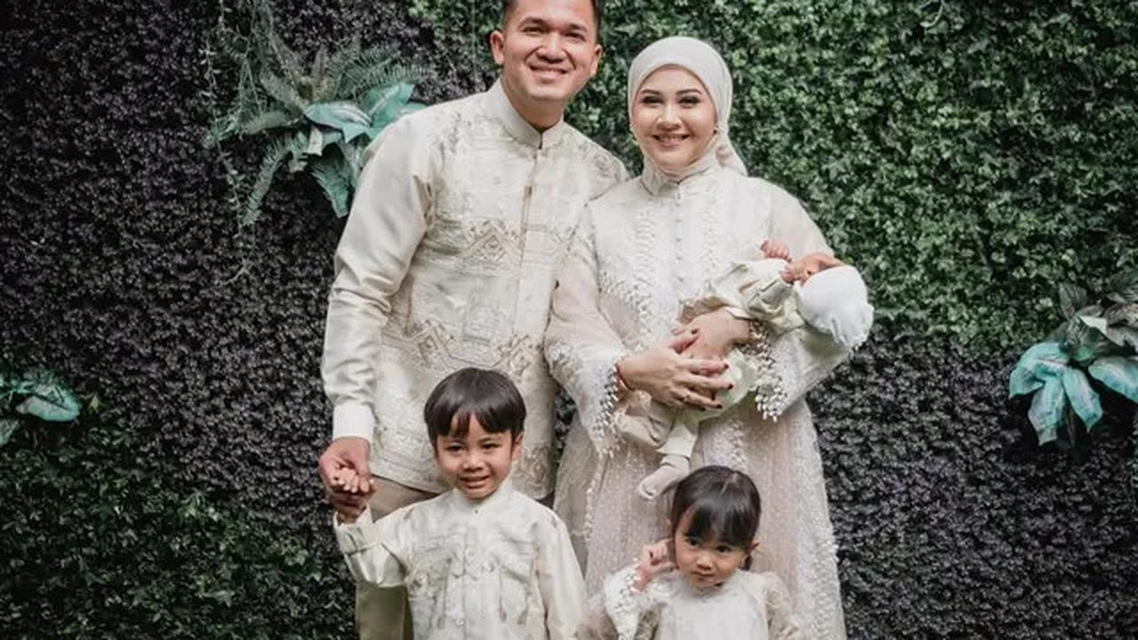7 Model Gamis dan Setelan Hijab ala Kesha Ratuliu, Gaya Menawan untuk Ibu Muda