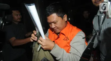 Chandra Safari dan Hendra Wijaya, pihak swasta penyuap Bupati Lampung Utara, mengenakan rompi oranye usai menjalani pemeriksaan di Gedung KPK, Jakarta, Selasa (8/10/2019). KPK menetapkan enam orang tersangka, termasuk Bupati Lampung Utara sebagai penerima suap. (merdeka.com/Dwi Narwoko)