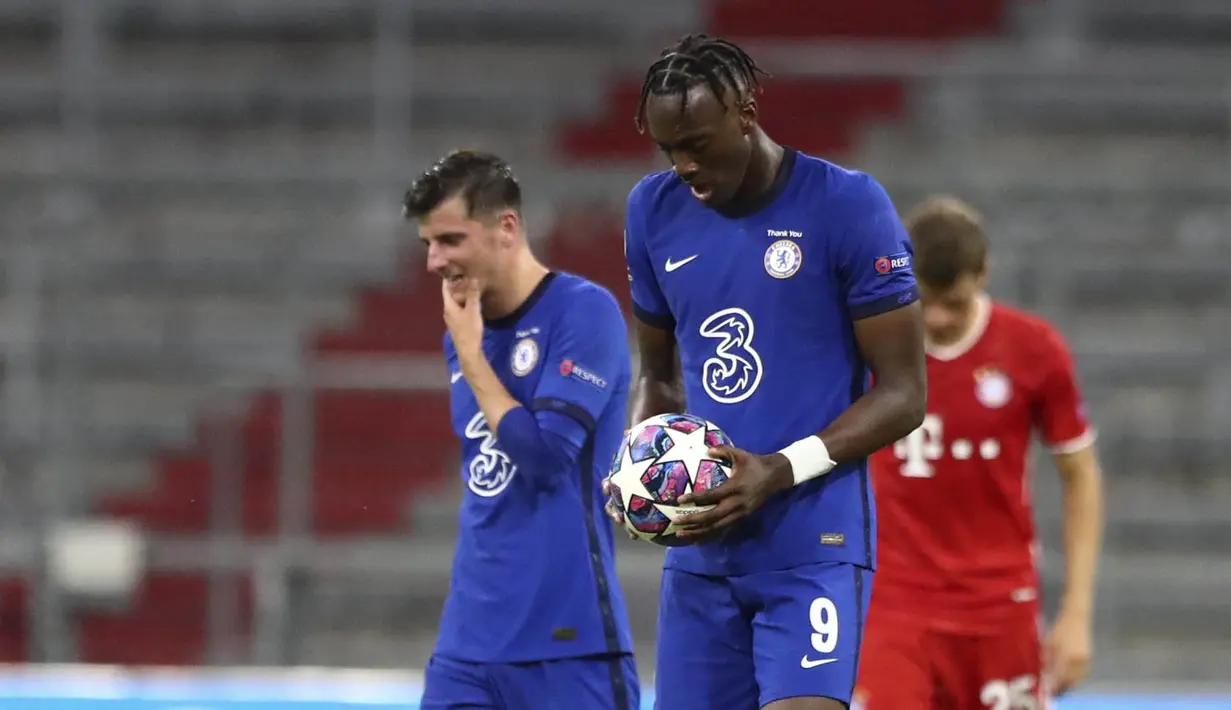 Pemain Chelsea, Tammy Abraham, tampak lesu usai ditaklukkan Bayern Munchen pada laga Liga Champions di Allianz Arena, Sabtu (8/8/2020). Bayern Munchen menang 4-1 atas Chelsea. (AP/Matthias Schrader)