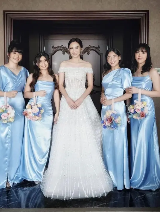 Para Eks member JKT48 yang terdiri dari Haruka Nakawa, Kinal, dan Sonia menjadi bridesmaid untuk Shanju. [@@bareodds]