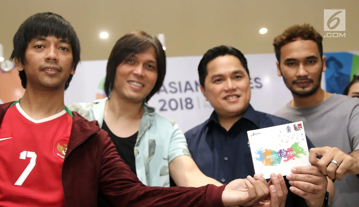 Ketua Umum Inasgoc, Erick Thohir (dua kanan) berfoto bersama para musisi pengisi album Asian Games 2018 di Stadion Akuatik, Jakarta, Jumat (13/7). Inasgoc meluncurkan album Asian Games 2018 berjudul Bright As The Sun. (Liputan6.com/Herman Zakharia)