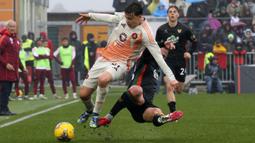 Pemain AS Roma, Paulo Dybala (kiri) berebut bola dengan pemain Venezia, Hans Nicolussi Caviglia dalam laga lanjutan Liga Italia 2024/2025 di Pier Luigi Penzo Stadium, Venice, Italia, Minggu (10/02/2025). (AP Photo/LaPresse/Paola Garbuio)
