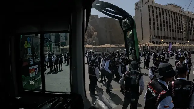 Petugas Transportasi PPIH Arab Saudi Daker Makkah memastikan kesiapan layanan Bu Sholawat untuk mengantar mobilitas jemaah haji Indonesia dari hotel ke Masjidil Haram.