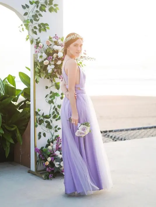 Shandy Aulia pakai dress flowy warna lilac dengan kerah v-neck. [@shandyaulia].