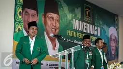 Ketua Umum PPP versi Muktamar Jakarta, Djan Faridz saat akan memulai sambutan di Mukernas II PPP, Jakarta, Selasa (29/3). Djan  menjanjikan umroh gratis untuk setiap pengurus DPC, DPW dan DPP atas kemenangan partainya di MA. (Liputan6.com/Faizal Fanani)