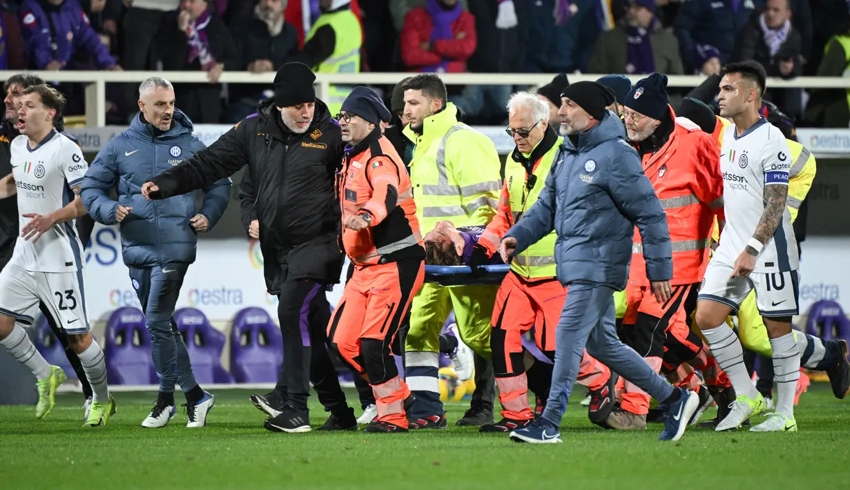 Fiorentina telah mengeluarkan pernyataan yang mengonfirmasi bahwa Edoardo Bove saat ini dirawat di ruang perawatan intensif, tetapi hasil tes medis menunjukkan bahwa tidak ada kerusakan serius pada jantung atau sistem sarafnya. (AFP/Tiziani Fabi)