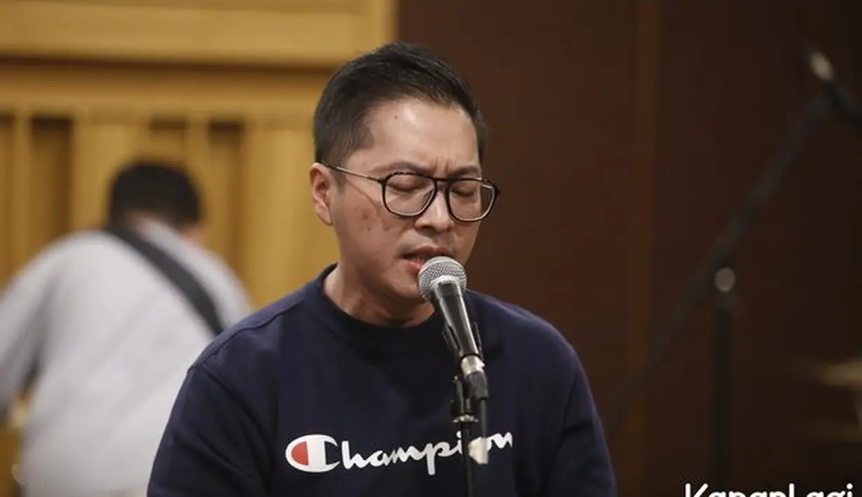 "Kita tuh, intinya gini disaat saya masih menjadi vokalis Kerispatih itu ada pendengar pada di tahun 2023 udah punya anak," kata Sammy Simorangkir. Kerispatih Latihan Bareng Sammy Simorangkir untuk Konser Gen-P Generasi Pesta, Rabu (19/7/2023).