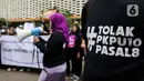 Peserta aksi kelompok Masyarakat Peduli Keterwakilan Perempuan  berorasi mengenai penolakan terhadap Peraturan Komisi Pemilihan Umum (PKPU) Nomor 10 Pasal 8 di kompleks Badan Pengawas Pemilu (Bawaslu), Jakarta, Senin (8/4/2023).  (Liputan6.com/Herman Zakharia)