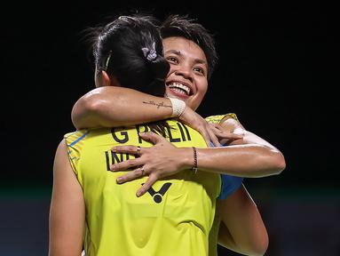 Ganda Putri Indonesia, Greysia Polii/Apriyani Rahayu, melakukan selebrasi usai menaklukkan wakil Thailand, Jongkolphan Kititharakul/Rawinda Prajongjai, pada laga Thailand Terbuka, Minggu (17/01/2021). Greysia/Apriyani mengalahkan pasangan tuan rumah dengan skor 21-15, 21-12. (AFP/BADMINTON ASSOCIATI