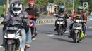 Pemudik sepeda motor dengan membawa anak melintasi Jalur Pantura Cirebon, Jawa Barat, Kamis, (29/6). Memasuki H+4 Lebaran jalur Pantura Cirebon mengarah ke Jakarta mulai dipadati pemudik pengguna kendaraan bermotor roda dua (Liputan6.com/Helmi Afandi)