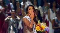 Miss Prancis Iris Mittenaere dinobatkan menjadi Miss Universe 2016 di Mall of Asia Arena, Manila, Filipina, Senin (30/1). Iris Mittenaere terpilih sebagai pengganti ratu tercantik sejagad sebelumnya, Pia Alonzo Wurtzbach. (AP Photo/Bullit Marquez)
