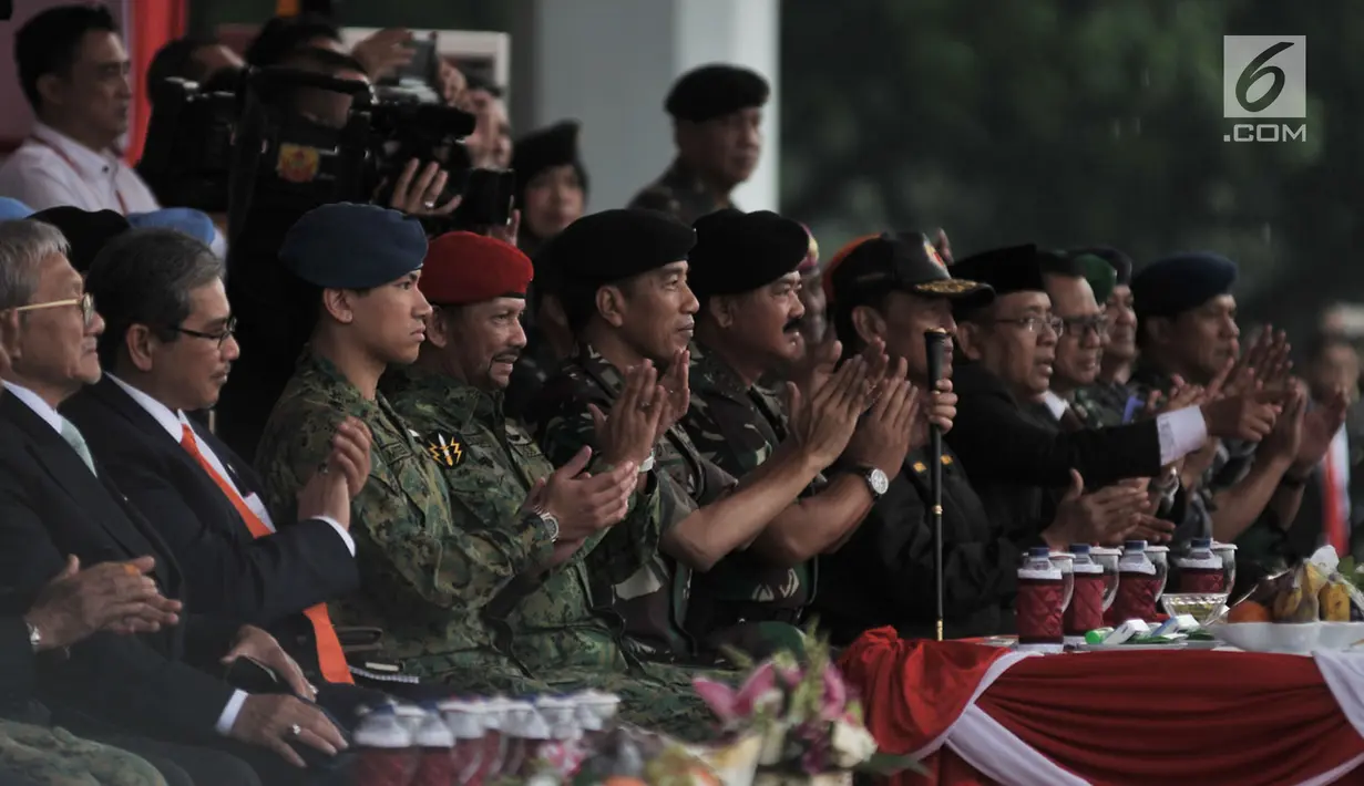 Presiden Joko Widodo dan Sultan Brunei, Hassanal Bolkiah menyaksikan atraksi di Mabes TNI Cilangkap, Jakarta, Kamis (3/5). Berbagai atraksi mulai dari ketangkasan hingga debus diperlihatkan para prajurit TNI. (Merdeka.com/Iqbal S. Nugroho)