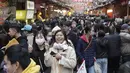 Pengunjung berbelanja untuk perayaan Tahun Baru Imlek yang akan datang di pasar Jalan Dihua di Taipei, Taiwan, Jumat, 20 Januari 2023. Pembeli Taiwan mulai berburu makanan lezat, jajanan kering, dan barang murah lainnya di pasar menjelang perayaan Tahun Baru Imlek yang menurut kalender lunar akan berlangsung pada 22 Januari. (AP Photo/Chiang Ying-ying)