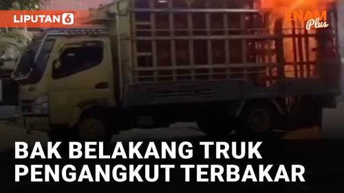 VIDEO: Ngeri, Bak Belakang Truk Pengangkut Terbakar di Tengah Jalan