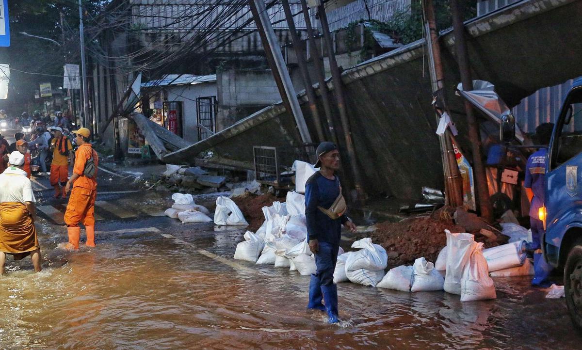 Tembok roboh di Kalibata akibat hujan deras