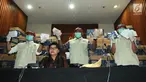 Wakil Ketua KPK Basariah dan Petugas KPK menunjukkan barang bukti OTT uang senilai Rp8 miliar di gedung KPK, Jakarta, Kamis (28/3). KPK mengamankan uang dalam 24 kardus terkait dugaan suap pelaksanaan kerja sama pengangkutan di bidang pelayaran angkut barang pupuk. (merdeka.com/Dwi  Narwoko)