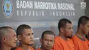 Sejumlah tersangka dihadirkan dalam rilis kasus penyelundupan narkotika di kantor BNN, Jakarta, Kamis (2/5/2019). BNN mengungkap tiga kasus penyelundupan narkotika pada April 2019 dengan total barang bukti sebanyak 122,15 kg sabu-sabu dari sembilan orang tersangka. (Liputan6.com/Faizal Fanani)