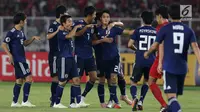 Pemain Jepang U-19 merayakan gol ke gawang Indonesia U-19 pada perempat final Piala AFC U-19 2018 di Stadion GBK, Jakarta, Minggu (28/10). Indonesia kalah 0-2. (Liputan6.com/Helmi Fithriansyah)