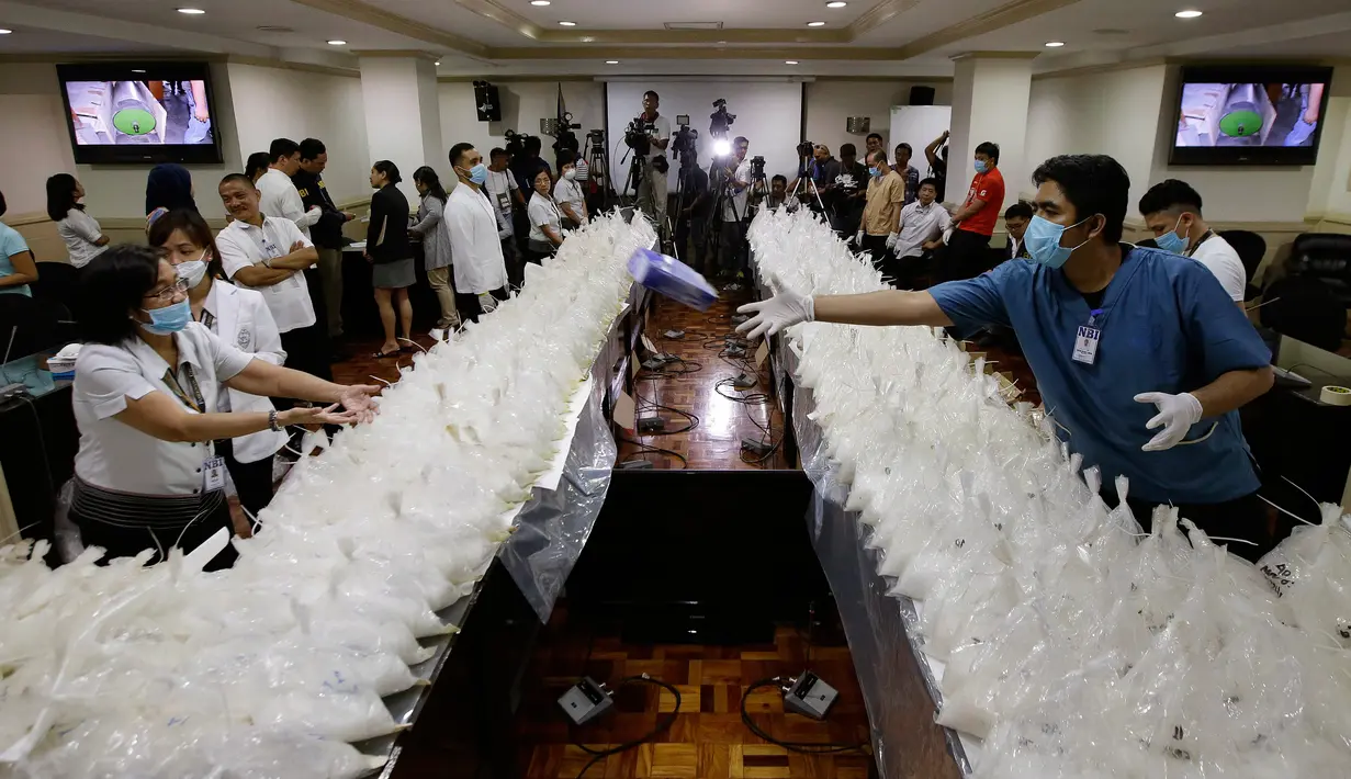 Petugas Biro Investigasi Nasional Filipina merilis kasus penyelundupan 600 kilogram metamfetamin dari China, di Manila, Senin (29/5). Menurut pejabat setempat, ini adalah penyergapan kasus narkoba terbesar oleh Filipina. (AP Photo/Aaron Favila)