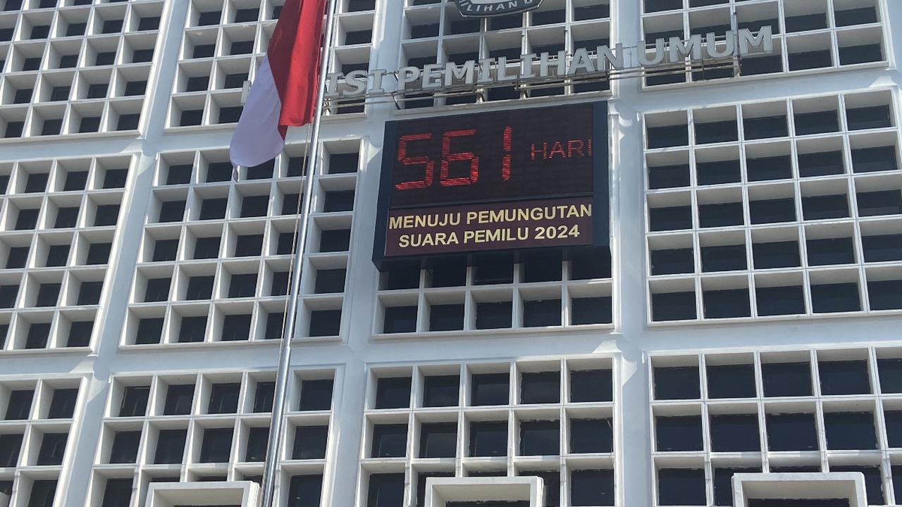 KPU berinisiatif membuat kebijakan itu karena mendengar masukan-masukan dari lembaga survei.<br>