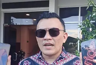 Kuasa hukum, Fransisco Bessi, saat menunjukan handphone berisi bukti percakapan (Liputan6.com/Ola Keda)