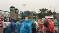 Massa aksi 212 yang tergabung dalam Forum Umat Islam (FUI) mulai mendatangi halaman depan Gedung DPR. (Liputan6.com/Taufiqurrohman)