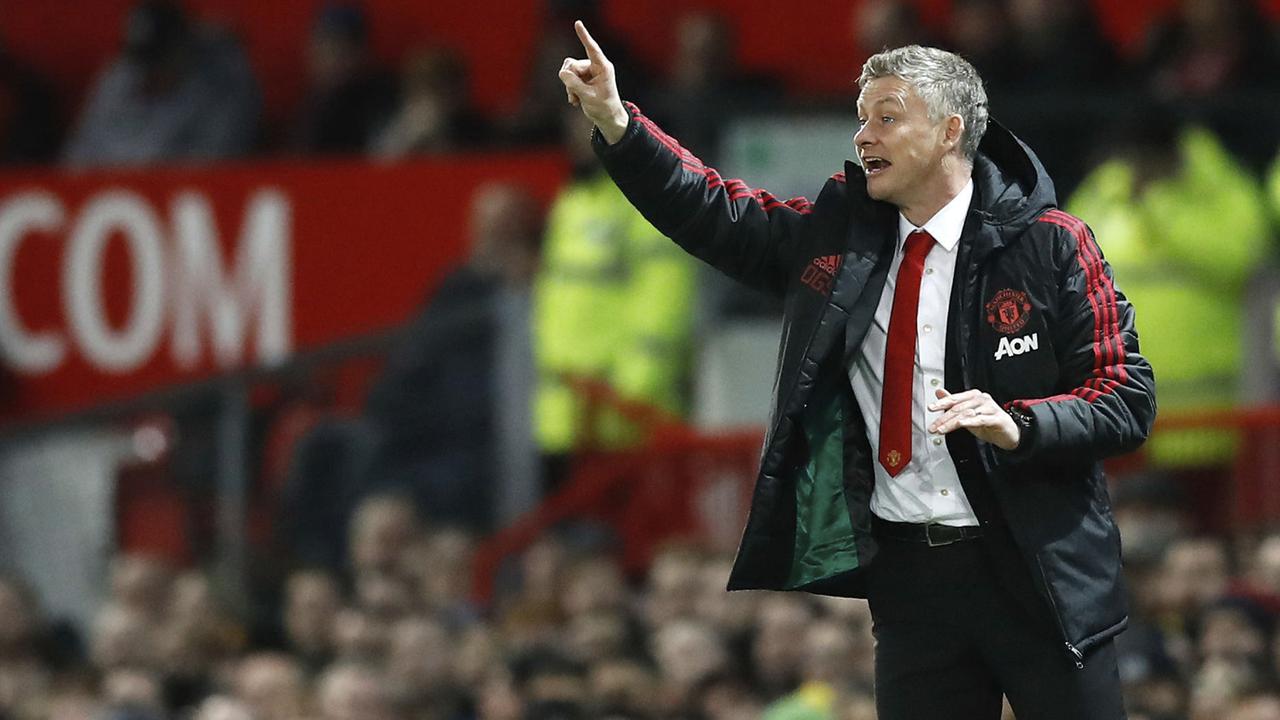 Pelatih Manchester United, Ole Gunnar Solskjaer, memberikan instruksi saat melawan Bournemouth pada laga Premier League di Stadion Old Trafford, Manchester, Minggu (30/12). MU menang 4-1 atas Bournemouth. (AP/Martin Rickett)