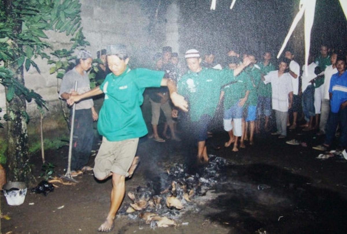 Mengintip prosesi santri di Kediri belajar ilmu kebal