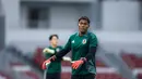 <p>Kiper Timnas Jepang, Zion Suzuki melakukan pemanasan saat latihan resmi menjelang laga lanjutan putaran ketiga Grup C Kualifikasi Piala Dunia 2026 melawan Timnas Indonesia di Stadion Utama Gelora Bung Karno (SUGBK), Senayan, Jakarta, Kamis (14/11/2024). (Bola.com/Bagaskara Lazuardi)</p>